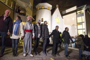 Muslims and ethnic Norwegians surround synagogue.