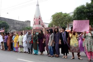 Pakistanis, mostly Muslims, form protective shield around church..