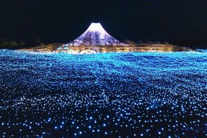 Cities throughout Japan hold festivals of lights known a Winter Illuminations. These events occur from October to February. The tradition started as a memorial to the victims of the 1995 Kobe earthquake with the Kobe Luminarie. About this photo: Nabano no Sato winter illuminations, Island of Nagashima, in Kuwana, Mie Japan. Photo Credit: おにく / Wikimedia (CC BY-SA 3.0)