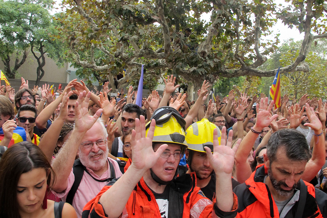 Barcelona, protesters, firefighters