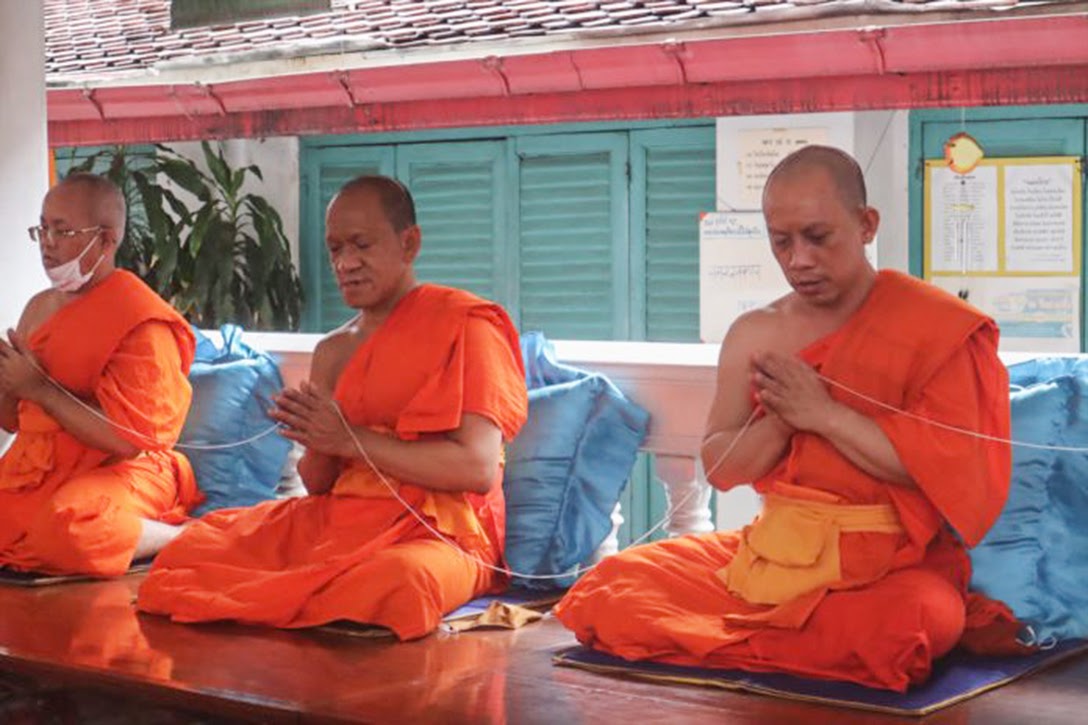 Thai monks, Wat Arun