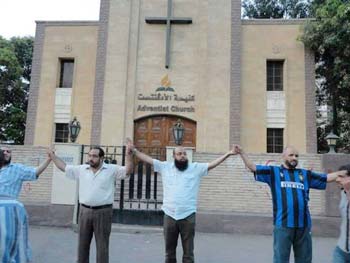 Egyptian-Muslims-shield-Adventist-Church-after-attack-by-extremists..jpg