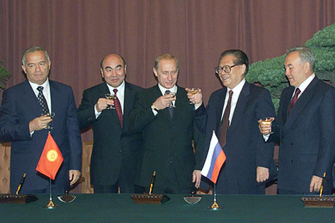 Leaders sign the Declaration of the Shanghai Cooperation Organization