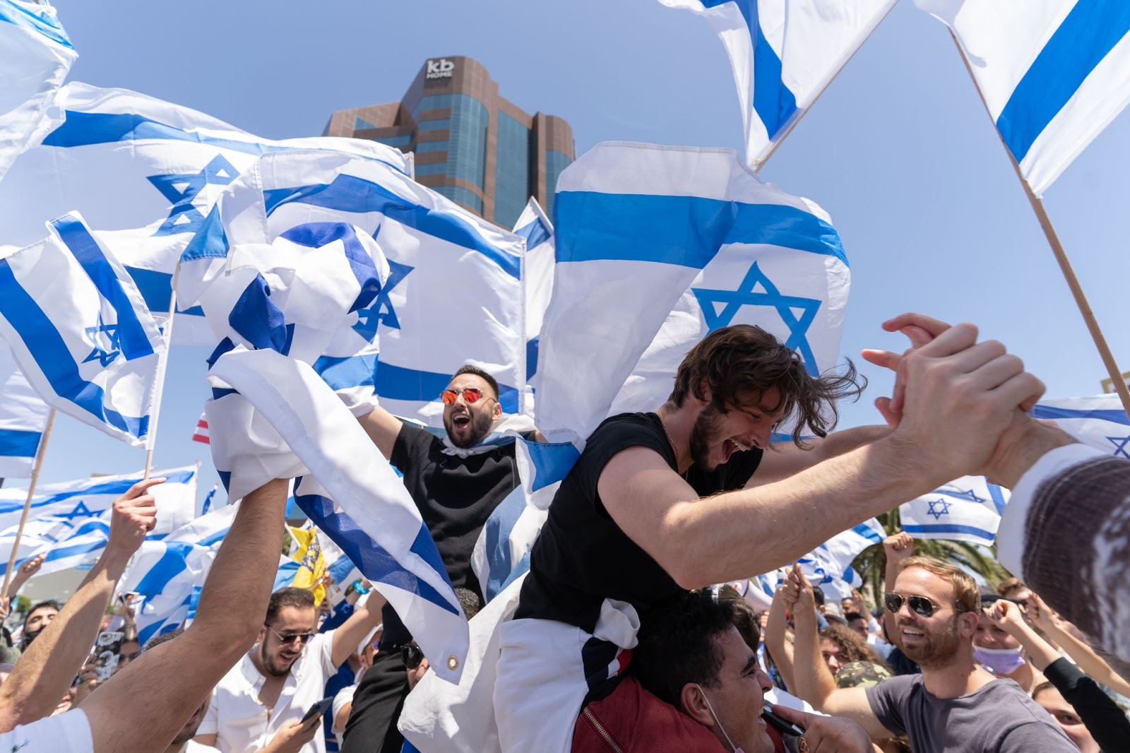 Zionists, cheer, shoulders