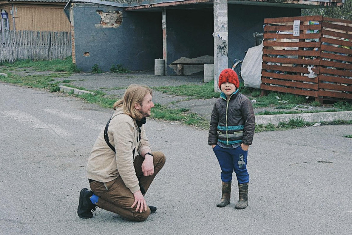 Sergii Gimiush, helping child