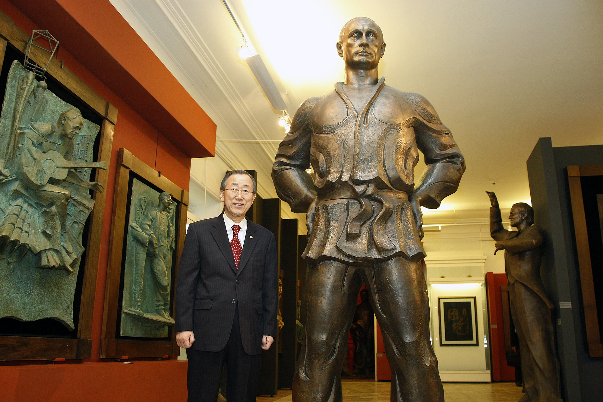 Ban Ki-moon, Putin statue