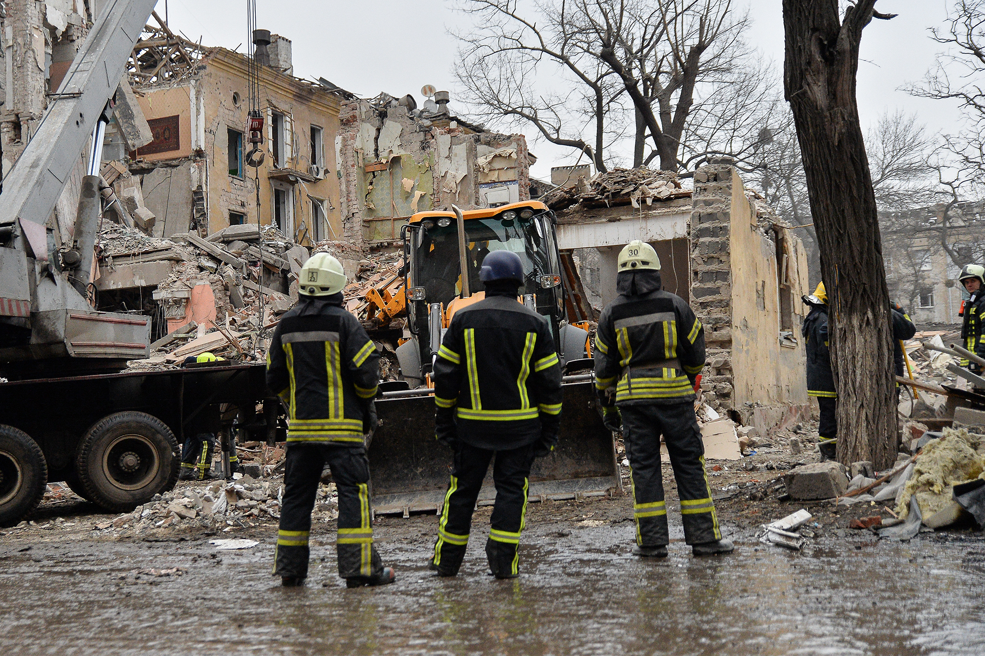 Firefighters, searching, survivors, Kramatorsk