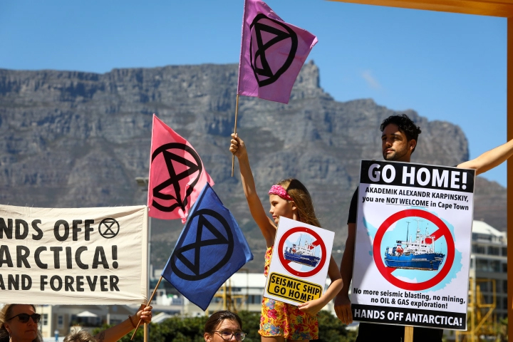 Anti-seismic protesters, Table Mountain