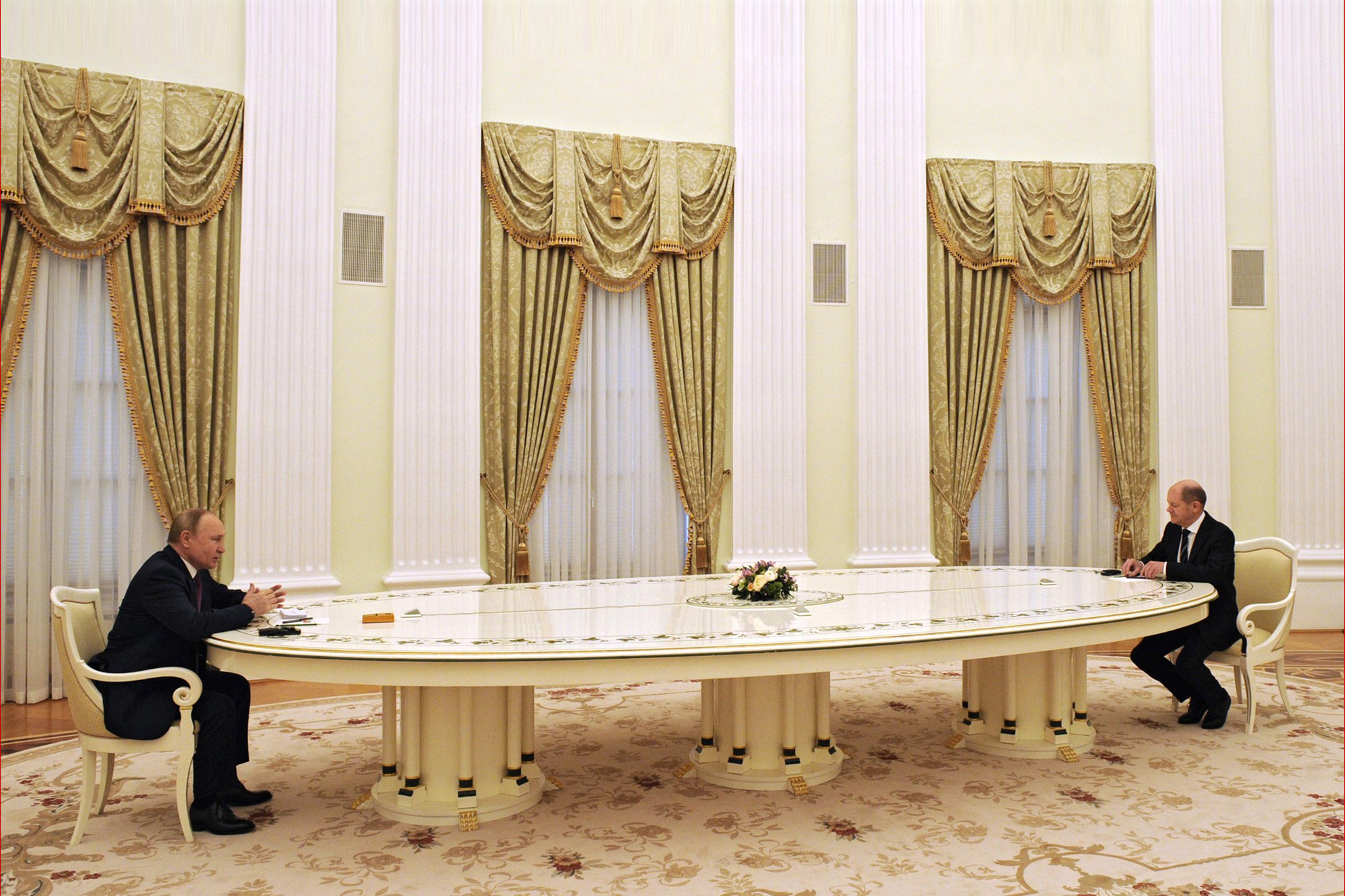 Vladimir Putin meets Olaf Scholz