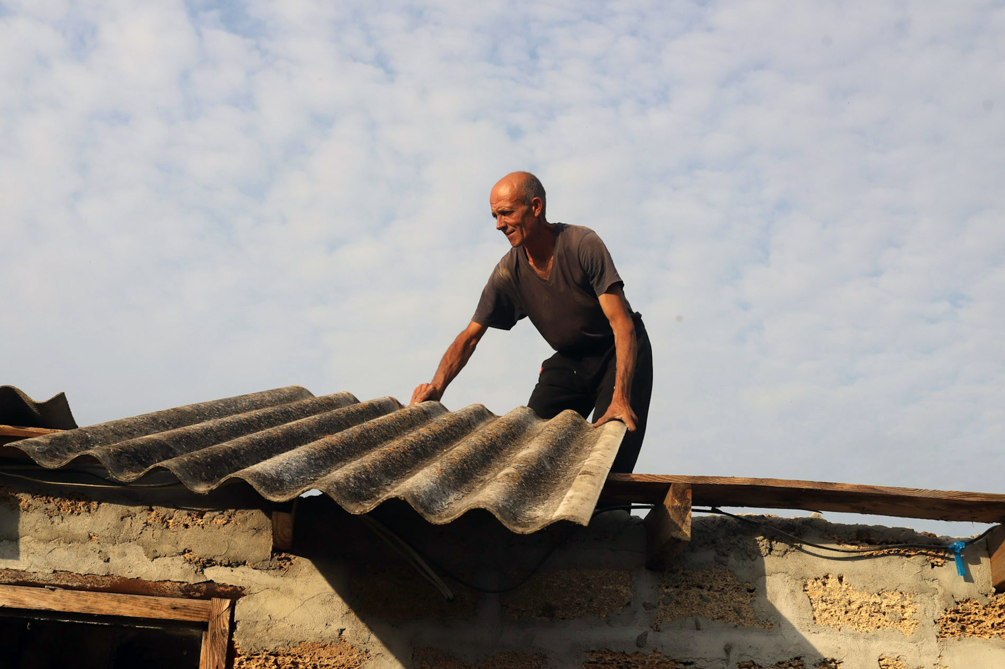 Man repairing roof, Kherson 