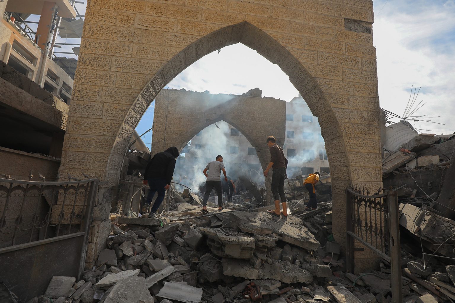 Palestinians, inspect wreckage