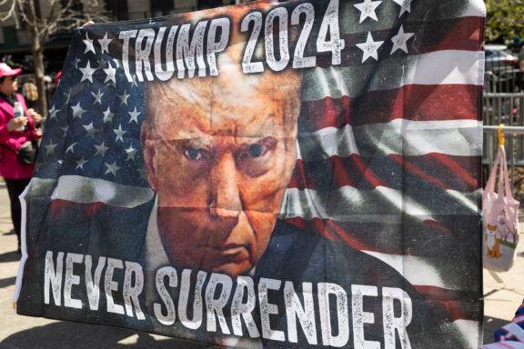 Trump 2024, Never Surrender, flag