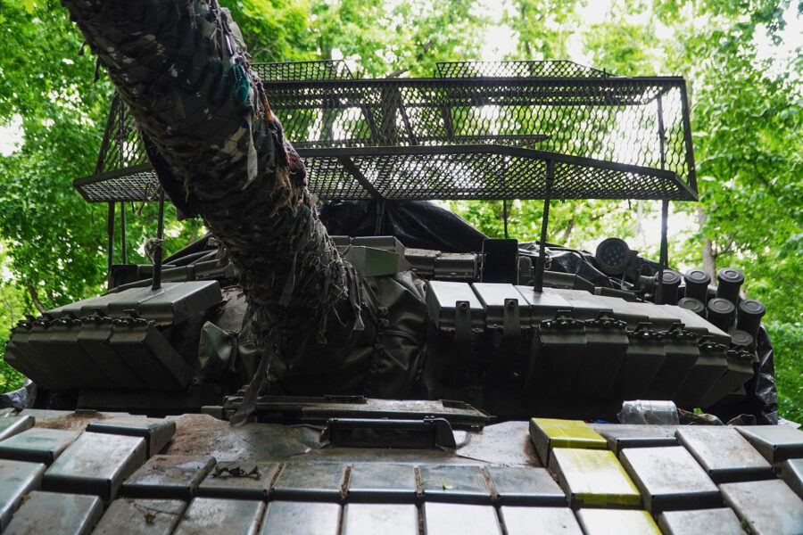 Ukrainian Army, metal nets, protect tanks