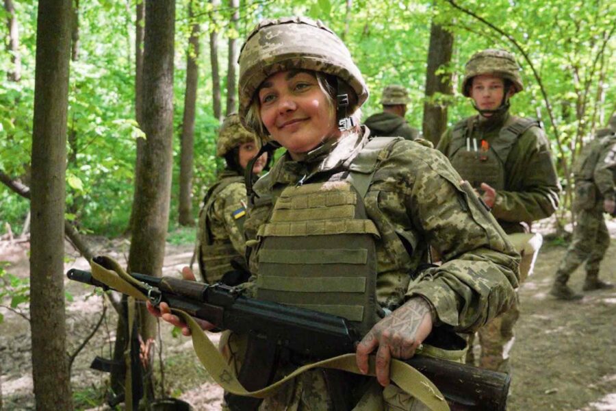 Lesia, AK-47, Ukraine