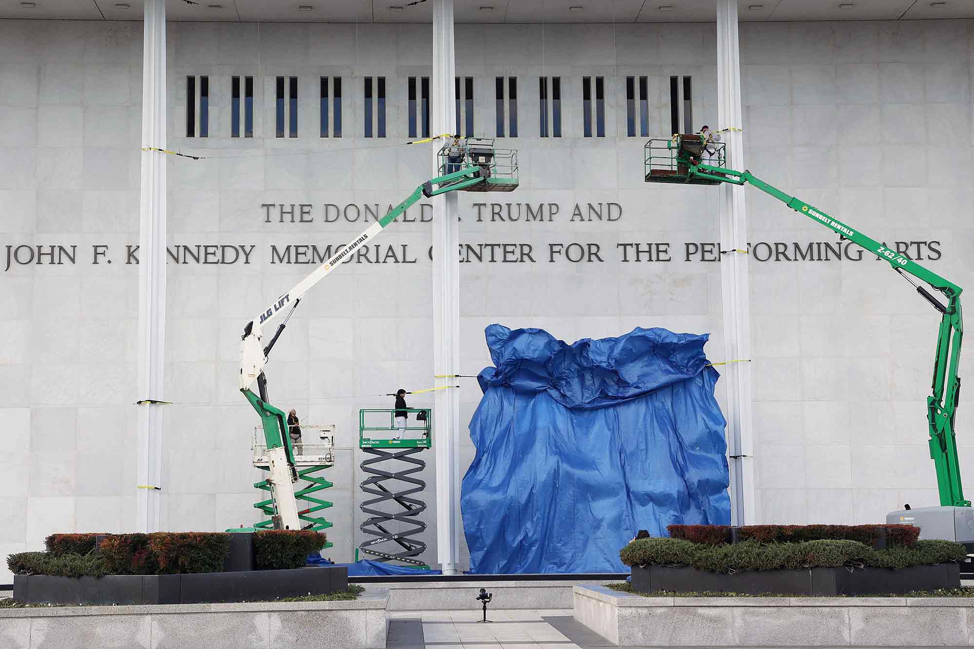 Workers add Trump's name, Donald J. Trump, Kennedy Center